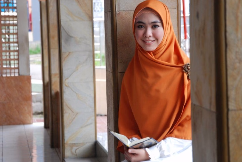 Sepak Terjang Ustadzah Oki Setiana Dewi dalam Keilmuan dan Entertaiment